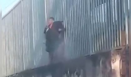 Vídeo: homem tenta dar calote em estação e fica com a cabeça presa no RJ