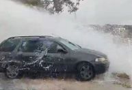 "Ducha grátis": motorista lava carro com vazamento de água, mas cai em buraco em MG