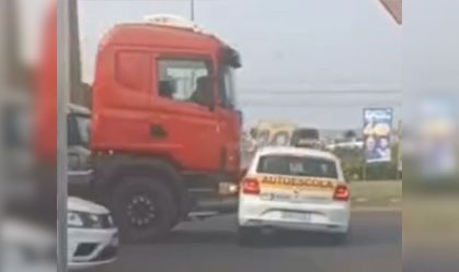 Vídeo: Manobra em "ponto cego" faz carreta arrastar carro de autoescola no PR