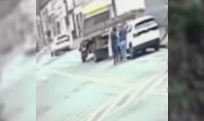 Vídeo: veja momento que criminosos roubam carro do GSI no local onde Lula vota