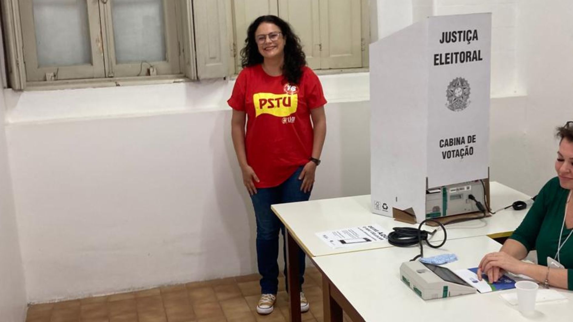 Candidata Fabiana Sanguiné em votação no Instituto Providência • Reprodução