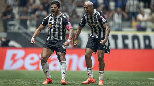 Hulk e Deyverson comemoram gol pelo Atlético-MG contra o Grêmio