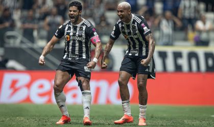 Hulk e Deyverson comemoram gol pelo Atlético-MG contra o Grêmio