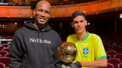 Drogba e Luva de Pedreiro antes do início da cerimônia de entrega da Bola de Ouro