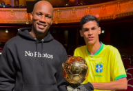 Luva de Pedreiro recebe "Bola de Ouro" de Drogba; veja vídeo