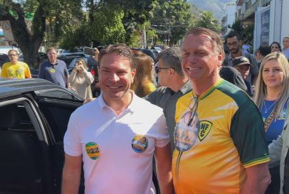 Candidato Alexandre Ramagem (PL) foi votar acompanhado do ex-presidente Jair Bolsonaro (PL), no Rio de Janeiro.