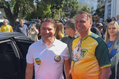 Candidato Alexandre Ramagem (PL) foi votar acompanhado do ex-presidente Jair Bolsonaro (PL), no Rio de Janeiro.