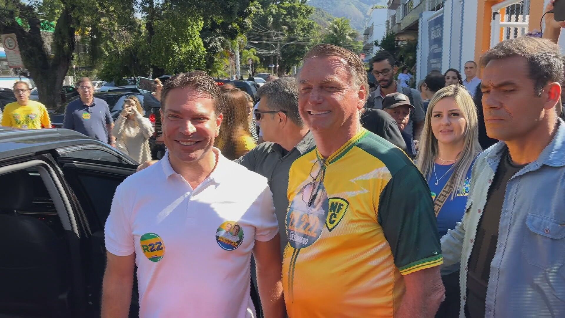 Candidato Alexandre Ramagem (PL) foi votar acompanhado do ex-presidente Jair Bolsonaro (PL), no Rio de Janeiro. • Reprodução