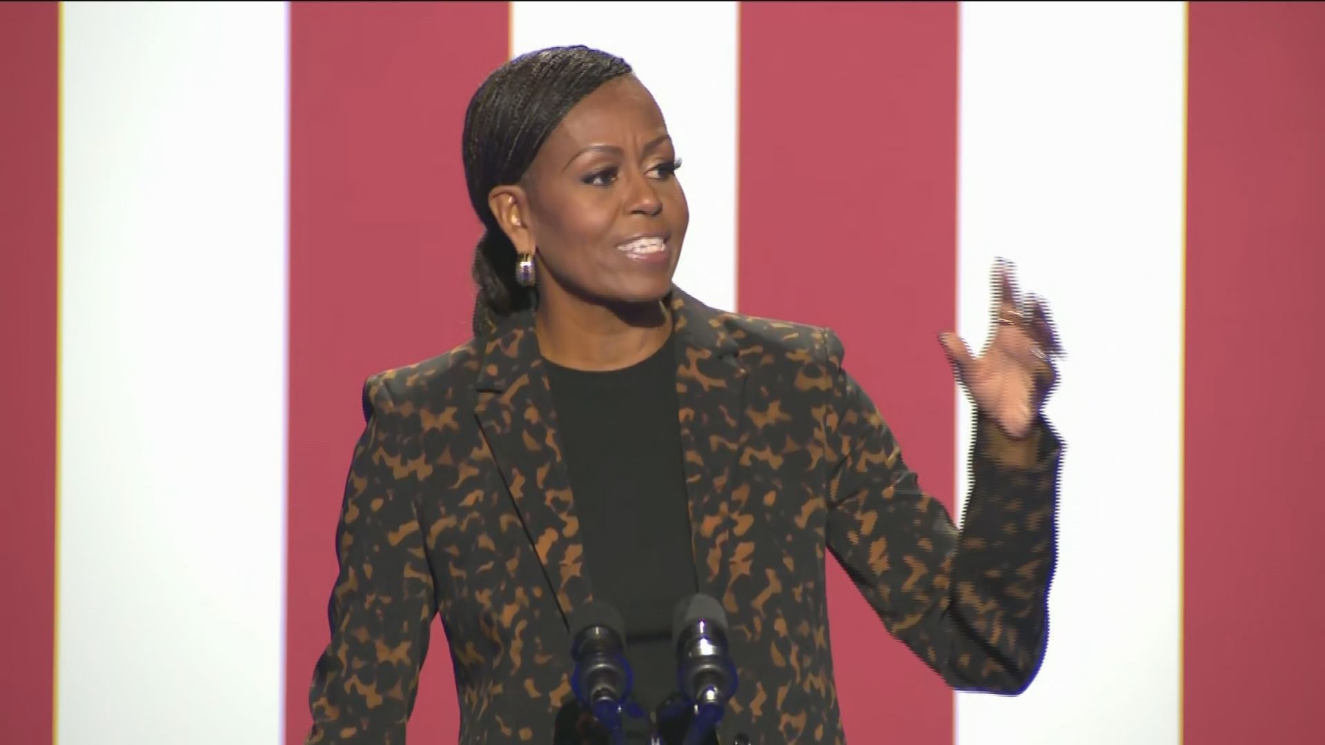 Michelle Obama faz primeiro comício em apoio a Kamala Harris • REUTERS