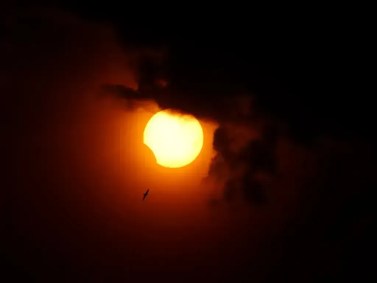 Eclipse parcial do Sol visto desde a Praça do Por do Sol, em São Paulo