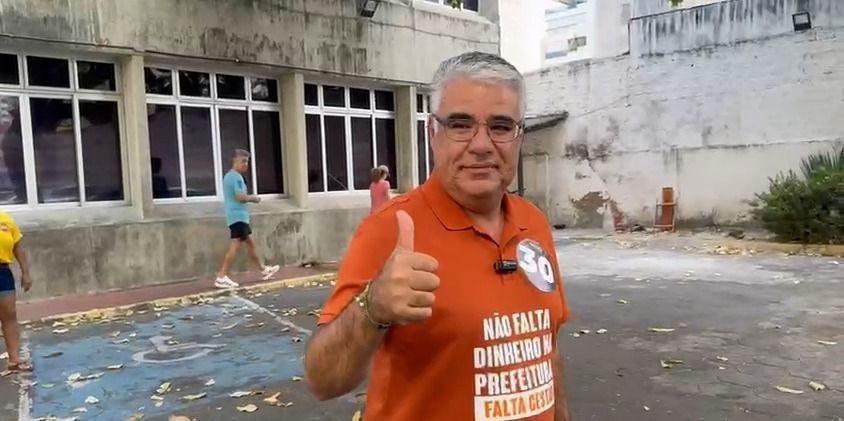 Candidato Eduardo Girão (Novo) vota nas eleições municipais de Fortaleza, neste domingo (6) • Reprodução