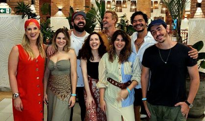 Elenco de "Sandy & Junior" se reúne após 25 anos na Bahia