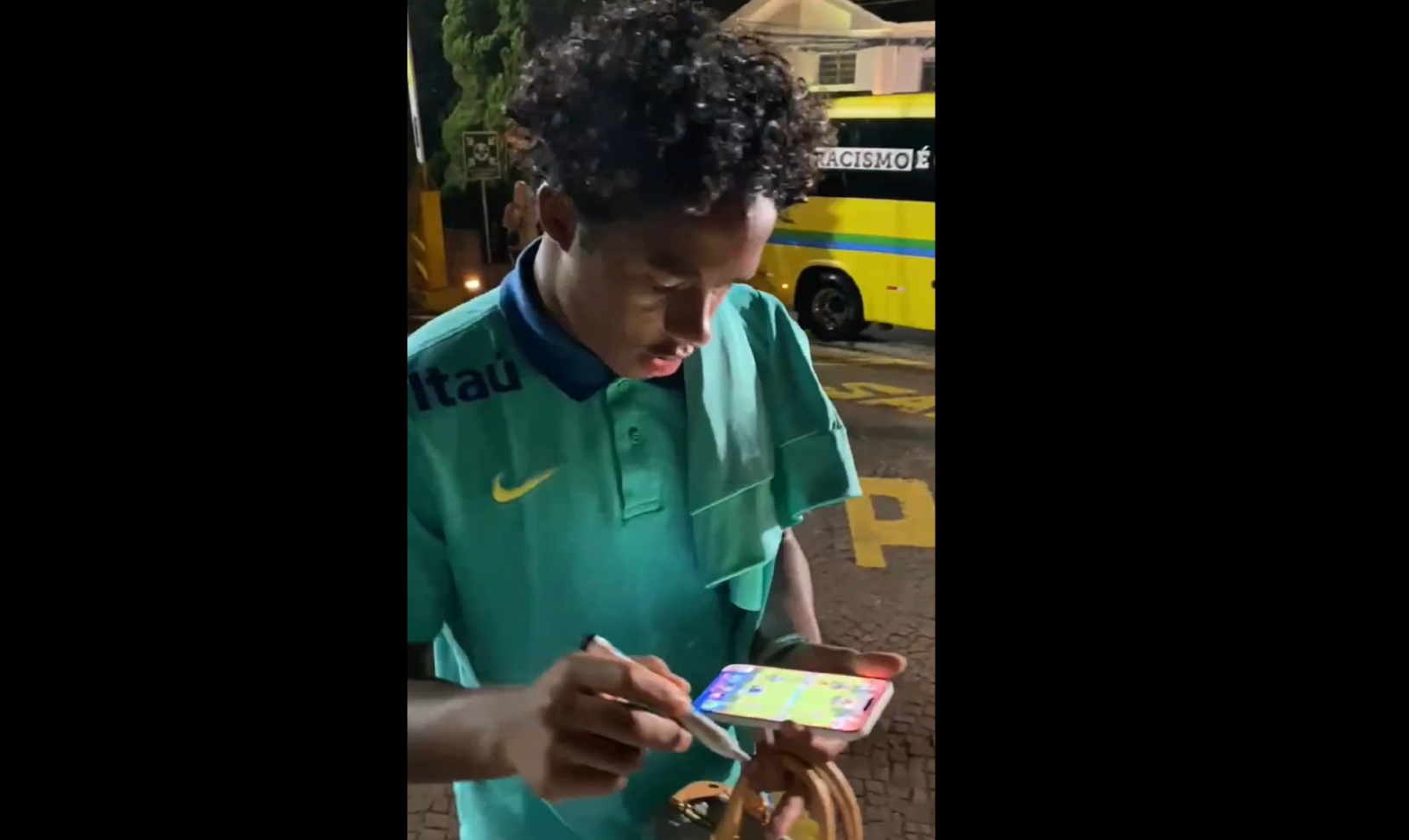Endrick dá autógrafos e joga ao mesmo tempo