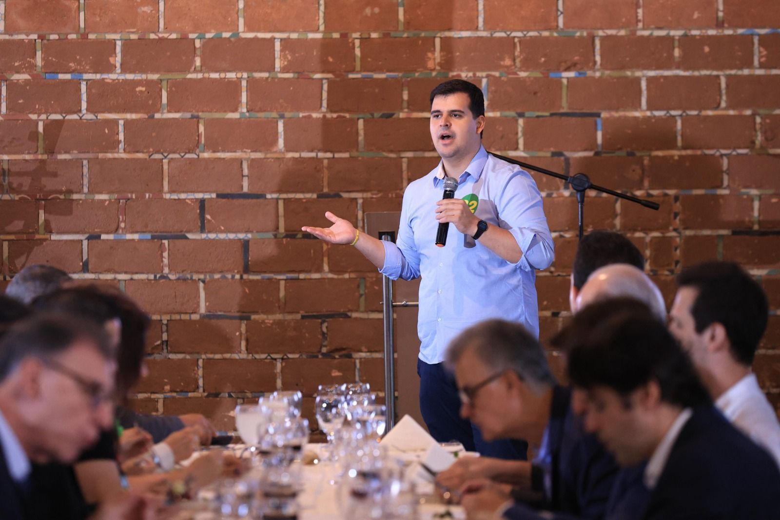 Engler durante evento nesta quinta-feira (10/10) • 10/10/2024 - Lucas Mendes/Campanha Bruno Engler