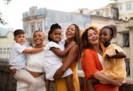 1ª escola afro-brasileira é inaugurada no RJ com Leandra Leal como sócia