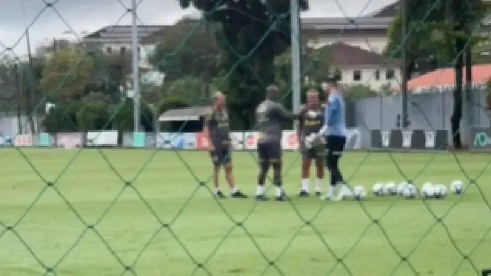 Esposa de João Paulo mostrou retorno do goleiro aos treinamentos no Santos