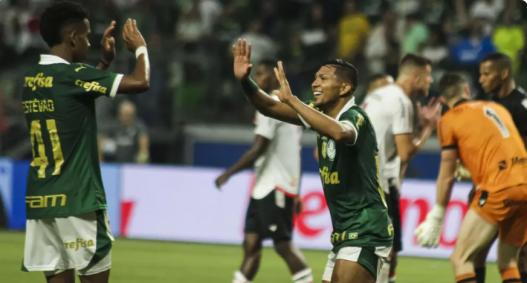 Estêvão e Rony comemoram gol sobre o Botafogo