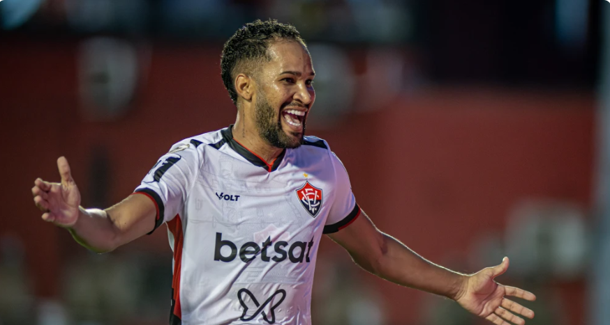 Everaldo comemora gol do Vitória sobre o RB Bragantino