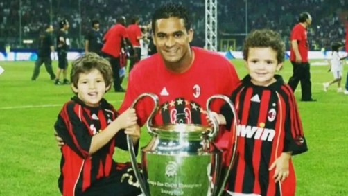 Ex-lateral Serginho e os filhos Nicolas e Diego após o título da Champions League 2006/2007