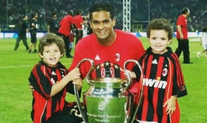 Ex-lateral Serginho e os filhos Nicolas e Diego após o título da Champions League 2006/2007