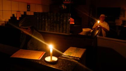 Sem energia elétrica, pizzaria na Grande São Paulo teve de usar velas para conseguir funcionar