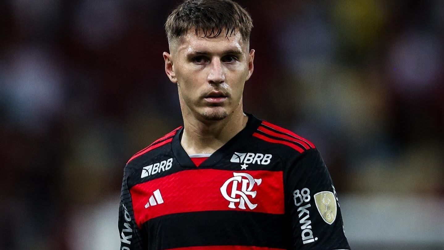 Varela, do Flamengo, foi visto em meio a confusão de uruguaios no RJ