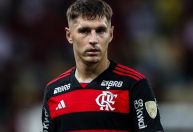Varela se pronuncia após ser visto em confusão de torcedores do Peñarol