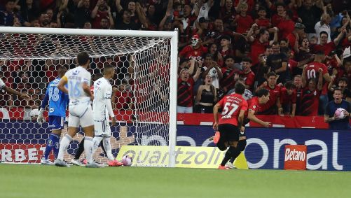 Athletico-PR vence o Cruzeiro por 3 a 0 na Ligga Arena
