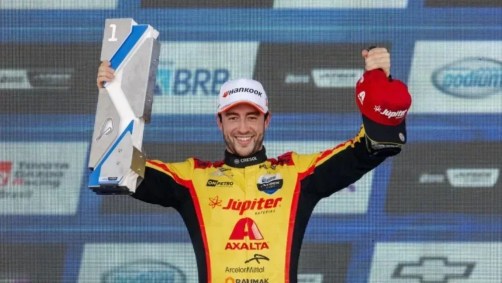 Gabriel Casagrande no lugar mais alt do pódio na corrida principal de Buenos Aires, da Stock Car