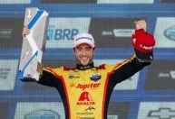 Gabriel Casagrande brilha no fim e vence corrida principal da Stock Car em Buenos Aires