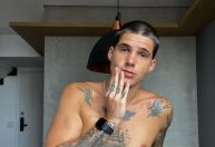 Ex-BBB diz sentir falta do anonimato e xinga famosos: "Bando de safado"