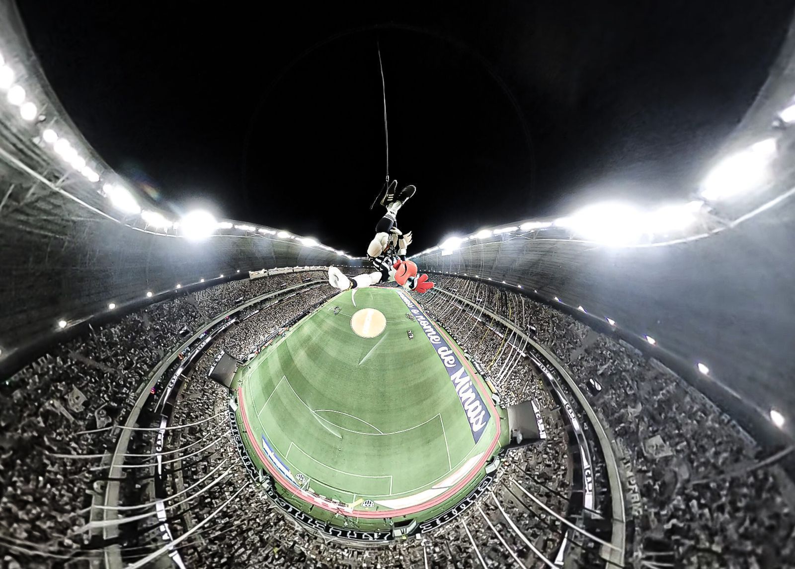 Galo Doido em performance na Arena MRV