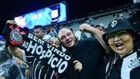 Torcida do Corinthians antes da partida contra o Racing na Neo Química Arena