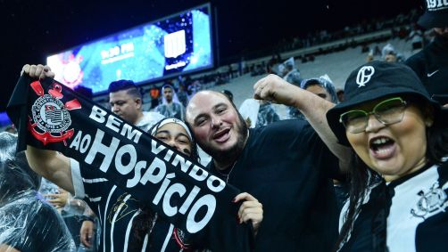 Torcida do Corinthians antes da partida contra o Racing na Neo Química Arena
