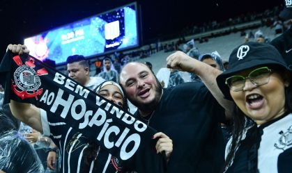 Torcida do Corinthians antes da partida contra o Racing na Neo Química Arena