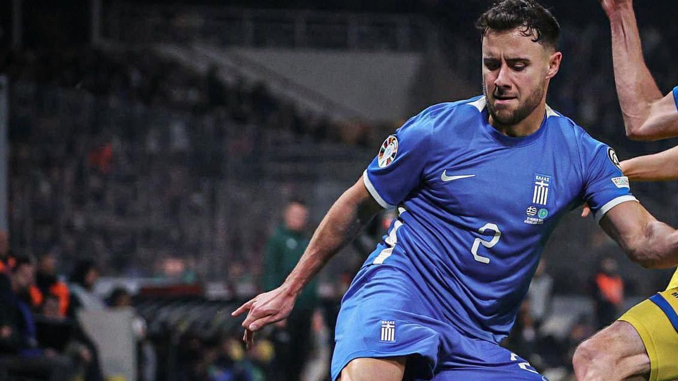 George Baldock atuando pela seleção grega