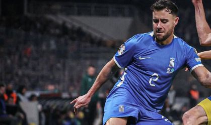 George Baldock atuando pela seleção grega