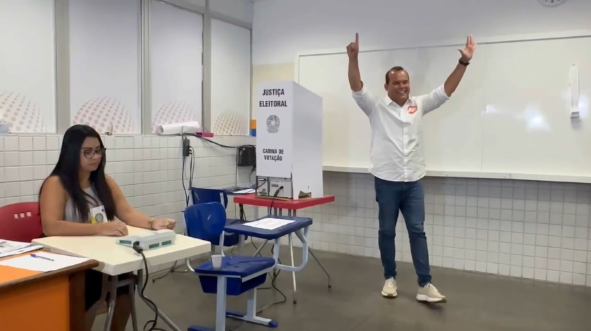 O candidato Geraldo Júnior (MDB) vota nas eleições municipais de Salvador, neste domingo (6). • Reprodução