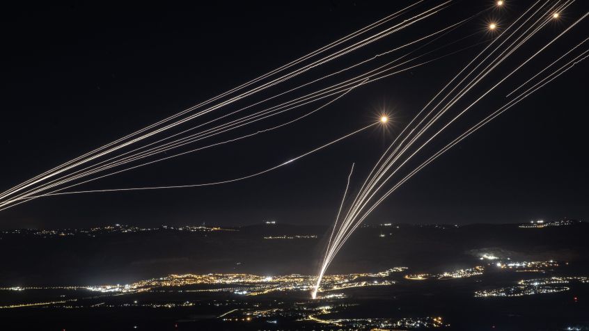 Mísseis disparados do sul do Líbano são interceptados pelo sistema de defesa aérea israelense Iron Dome sobre a região da Alta Galileia, no norte de Israel • Mostafa Alkharouf/Anadolu via Getty Images