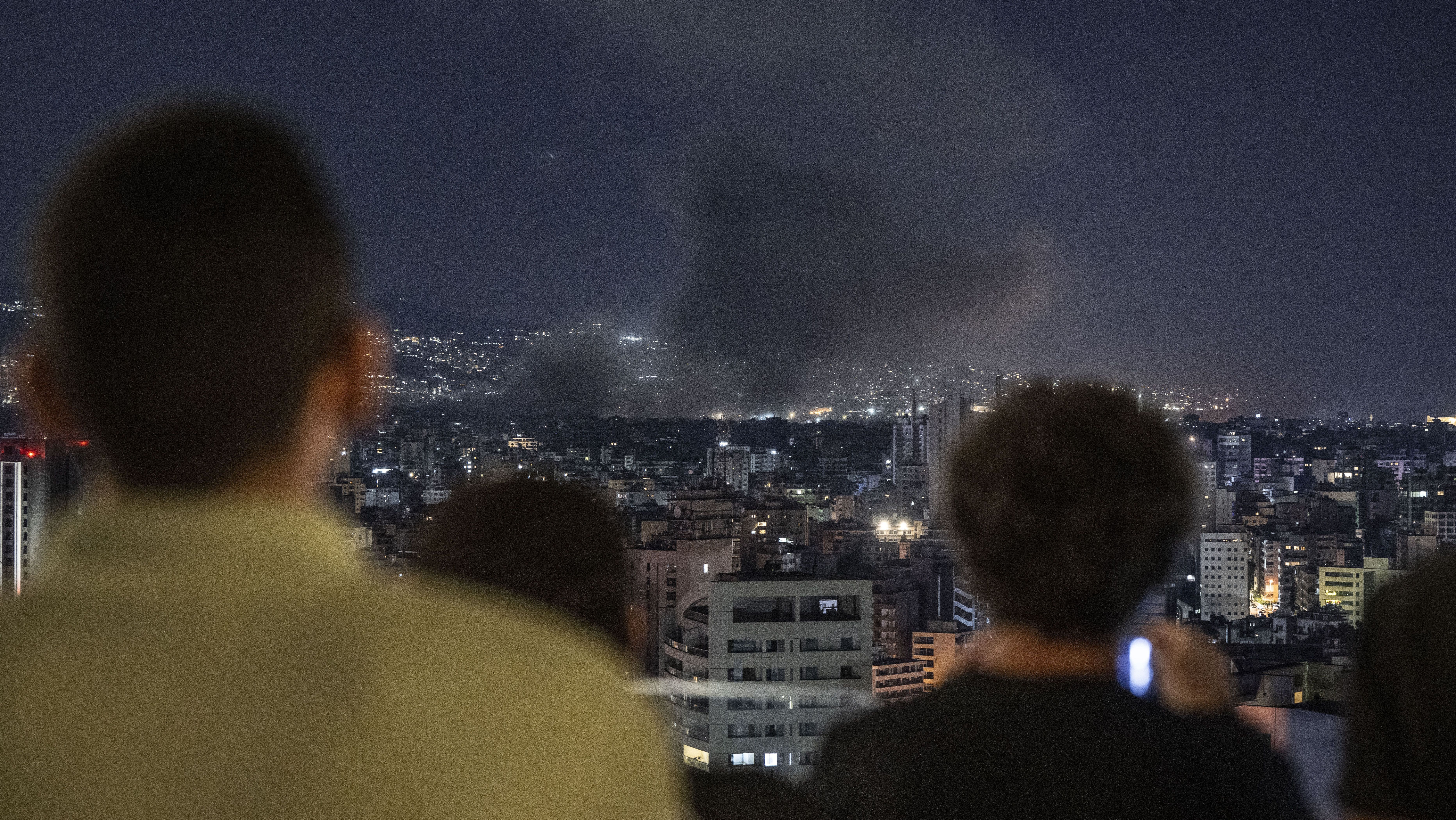 Fumaça sobe depois que aviões de guerra israelenses alvejaram o distrito de Dahieh, localizado ao sul da capital Beirute, com uma série de ataques aéreos em 1º de outubro de 2024, dia do início da operação terrestre de Israel no país