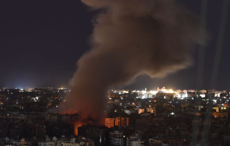 Fumaça e chamas sobem sobre a área de Dahieh depois que o exército israelense realizou ataques aéreos no sul da capital Beirute, Líbano, em 03 de outubro de 2024. • Houssam Shbaro/Anadolu via Getty Images