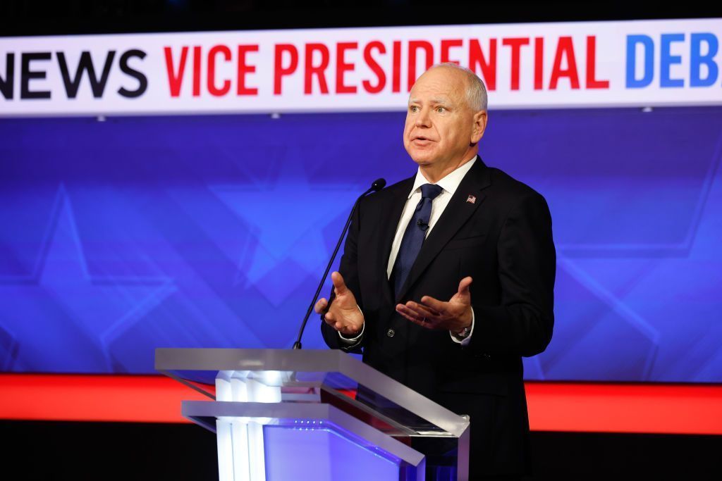 O candidato democrata a vice-presidente, governador de Minnesota, Tim Walz, fala durante um debate no CBS Broadcast Center em 1º de outubro de 2024 na cidade de Nova York • Chip Somodevilla/Getty Images