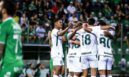 Jogadores do Goiás celebram goleada