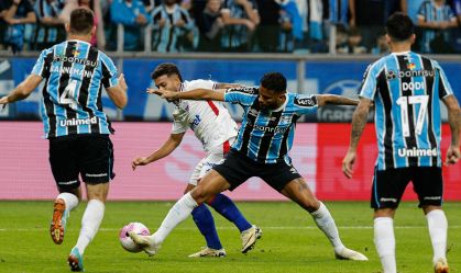 Grêmio vence Fortaleza após falha do goleiro João Ricardo