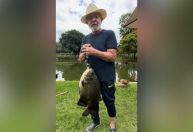 Impedido de viajar, Lula pesca em Brasília na véspera do 2º turno; veja vídeo