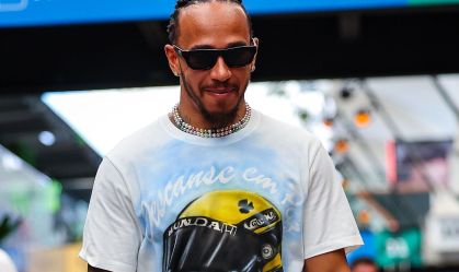 Piloto usou camisa homenageando Senna e Brasil