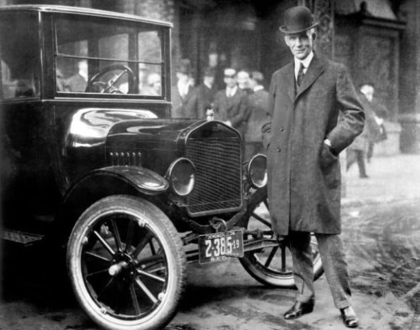Henry Ford com o modelo T de 1921 • Divulgação/Ford