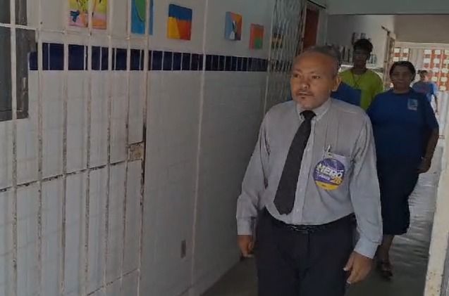 O candidato Heró Bezerra vota nas eleições municipais de Natal, neste domingo (6). • Reprodução