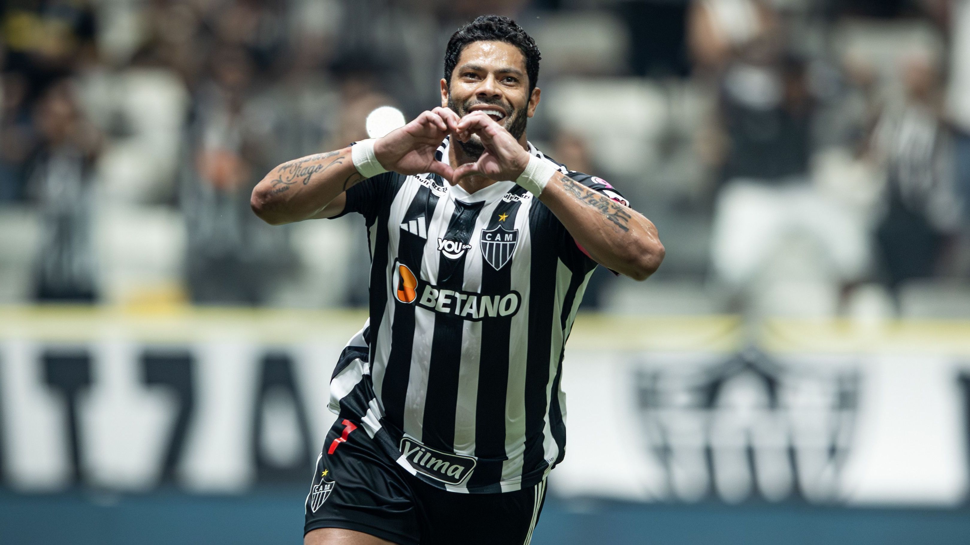 Hulk comemora gol pelo Atlético-MG contra o Grêmio