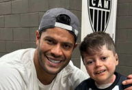 Torcedor do Vasco, pequeno Gui faz pedidos a Hulk e Paulinho, do Atlético-MG